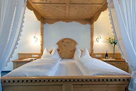 Apartment with Mountain View