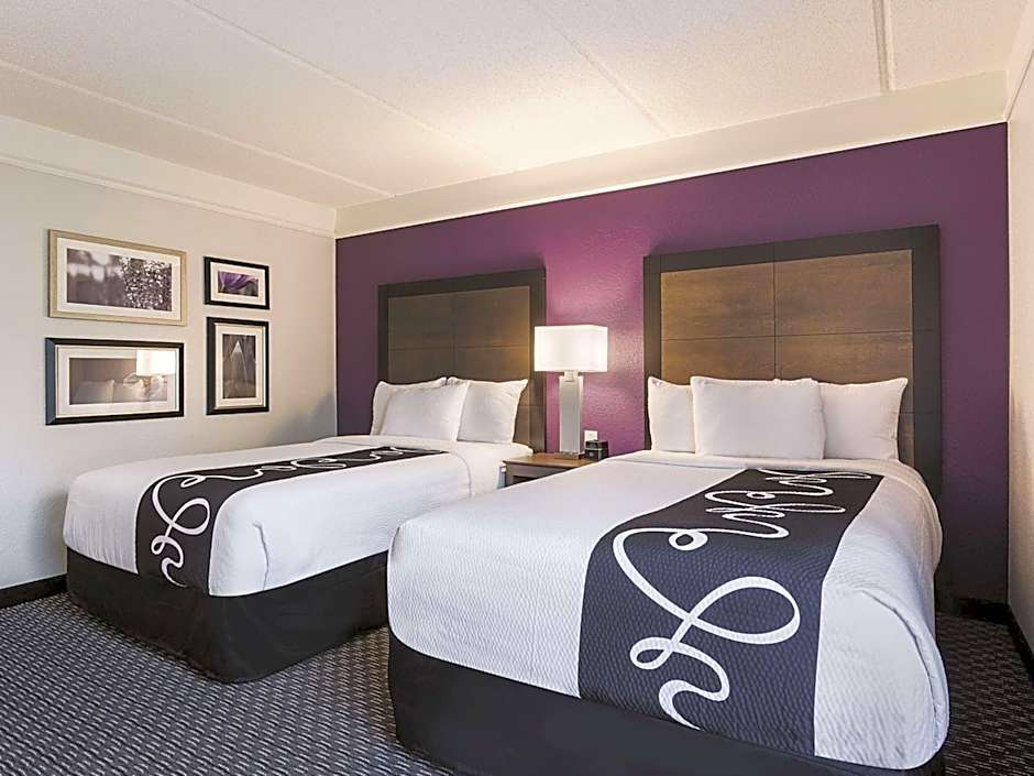 La Quinta Inn & Suites by Wyndham Arlington North Six Flags Drive