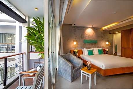 Deluxe King Pool View