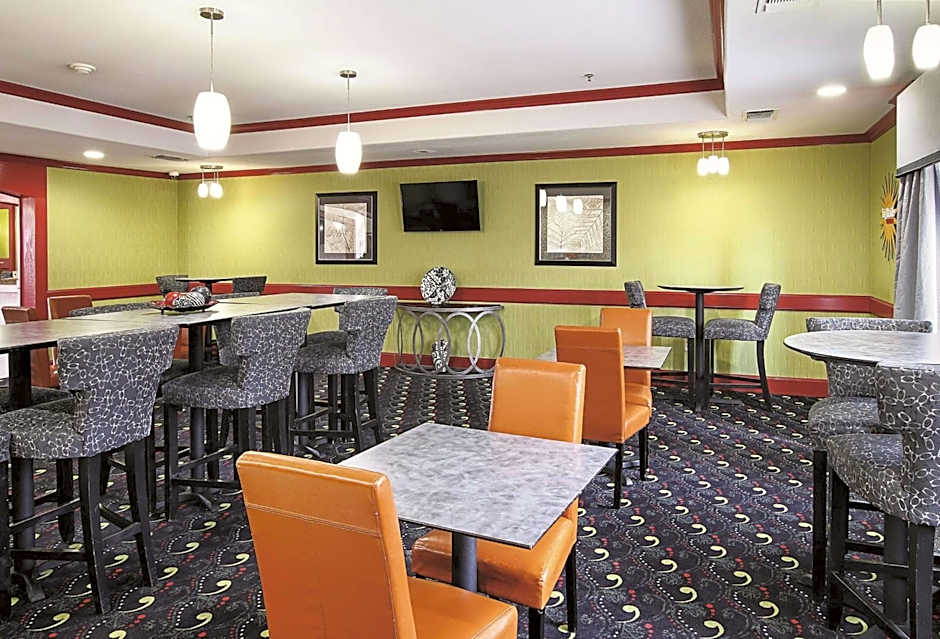 La Quinta Inn & Suites by Wyndham Dallas Hutchins