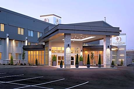 DoubleTree By Hilton Montreal Airport