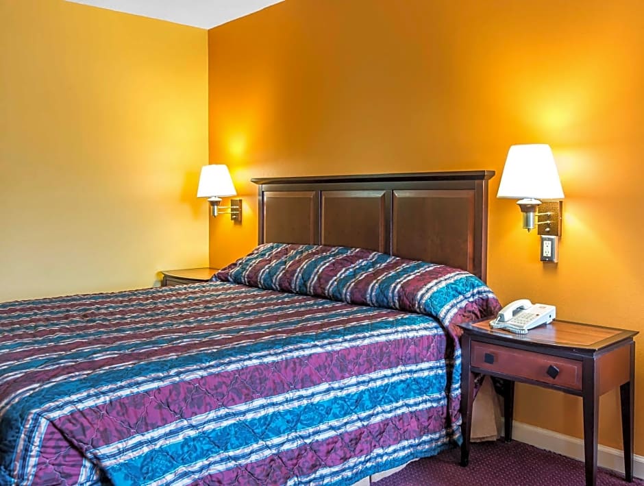 Econo Lodge At Six Flags