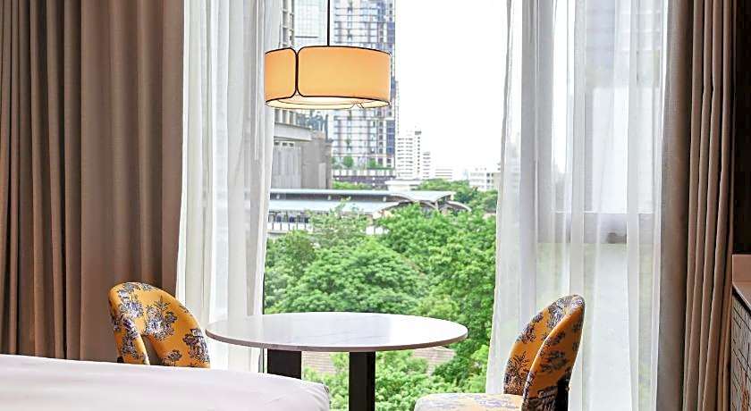 Madi Paidi Bangkok, Autograph Collection