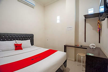 RedDoorz Syariah near Pantai Padang 2