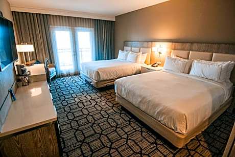 1 King Bed With Balcony