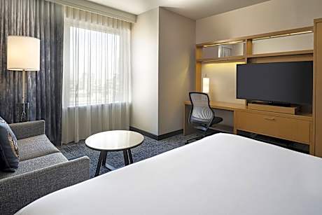 Executive Room, 1 King Bed, Accessible, Non Smoking (Mobility,Tub, City View)
