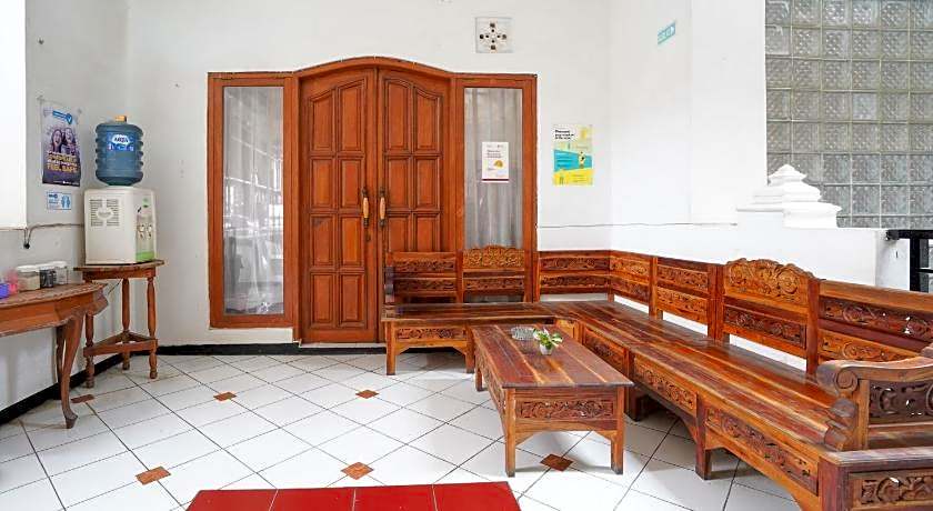 RedDoorz near Alun - Alun Magetan
