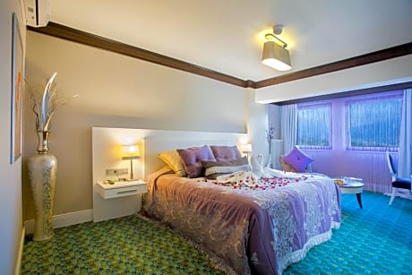 Suite with Lake View and Hot Tub 
