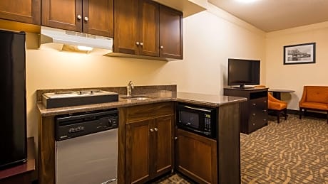 Suite-1 King Bed, Non-Smoking, Separate Bedroom, Wet Bar, Sofabed, Full Breakfast