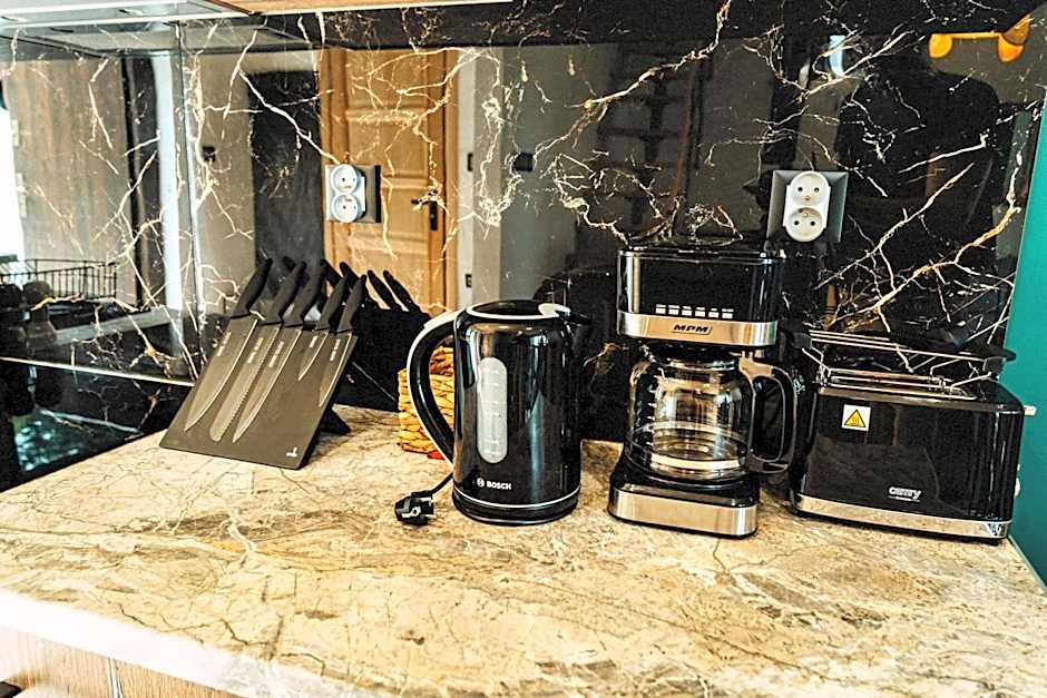 Przystań nad Sanem z widokiem na góry i rzekę