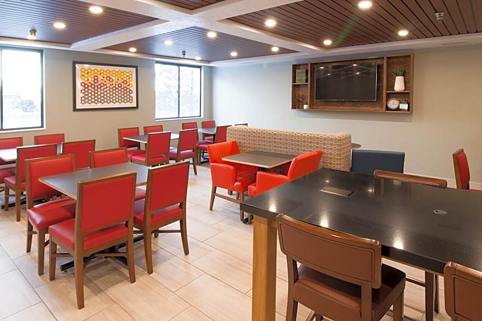 Holiday Inn Express & Suites Worthington By IHG