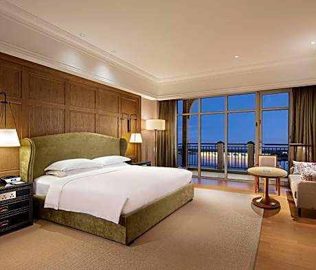 Deluxe King Room with Balcony and Lake View