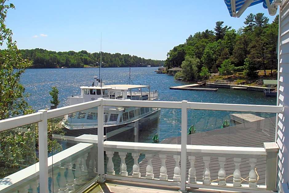 Boathouse Country Inn