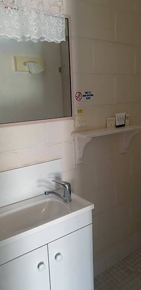 Golden Peak Motel PeakHill