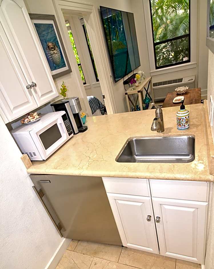 Tropical Beach Condo - Pool, Shops, 86" TV, WiFi