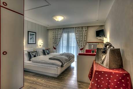 Family Room (2 Adults + 2 Children)