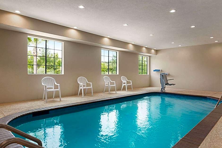 Days Inn & Suites by Wyndham Greater Tomball