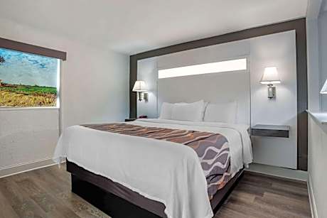 1 King Bed Suite Jetted Tub Non-Smoking