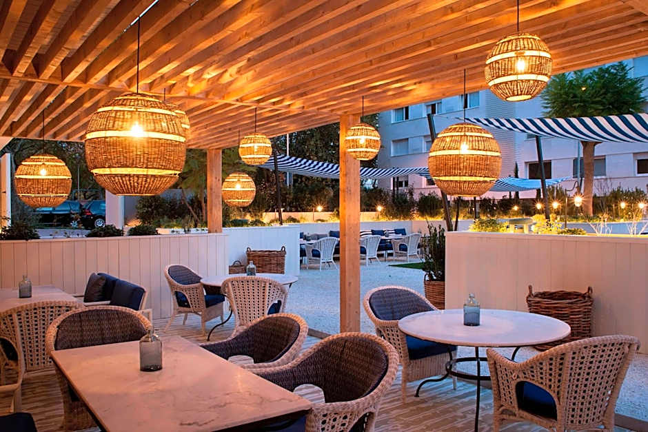 AC Hotel by Marriott Victoria Suites