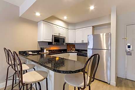 Suite-2 Queen Beds NSMK Three Rooms Sofabed 3 Flat Screen Television Kitchenette Full Breakfast