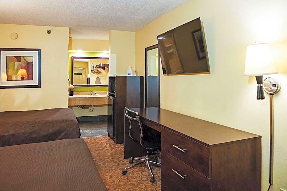 Rodeway Inn & Suites Clarksville near Governors Square Mall