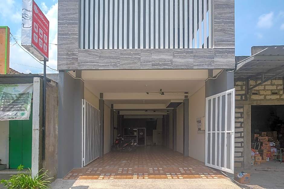 RedDoorz near Laweyan Gentan