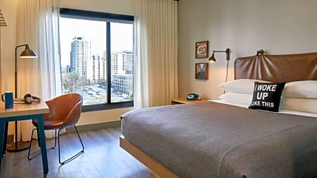 LARGE KING, Larger Guest room, 1 King