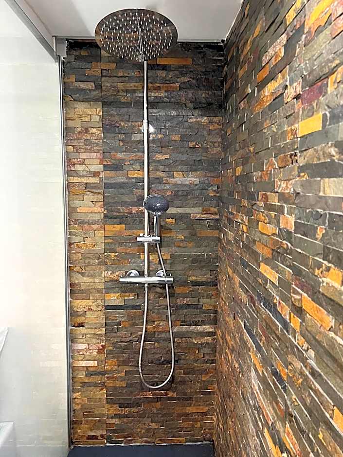 Modern Room with Indoor Shower Near the River - Quarto Moderno com Duche interior Próximo da Ribeira