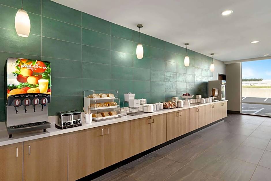 La Quinta Inn & Suites by Wyndham San Antonio Seaworld LAFB