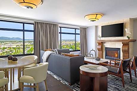 Studio Suite, 1 Queen, Mountain view, Fireplace