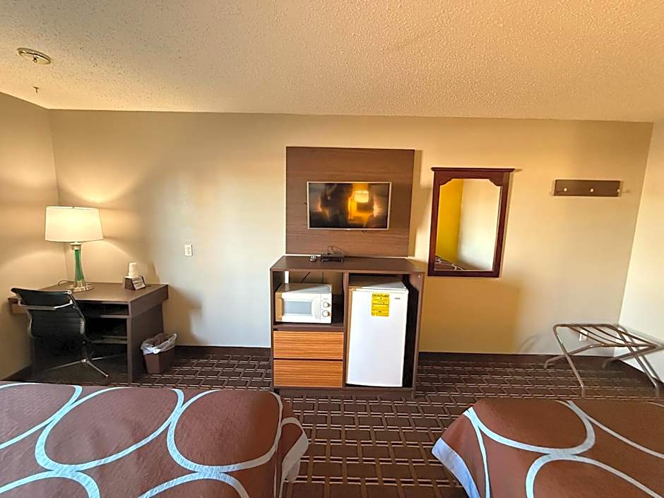 Super 8 by Wyndham Reedsburg