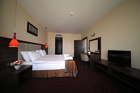 Deluxe Suite with Spa Bath