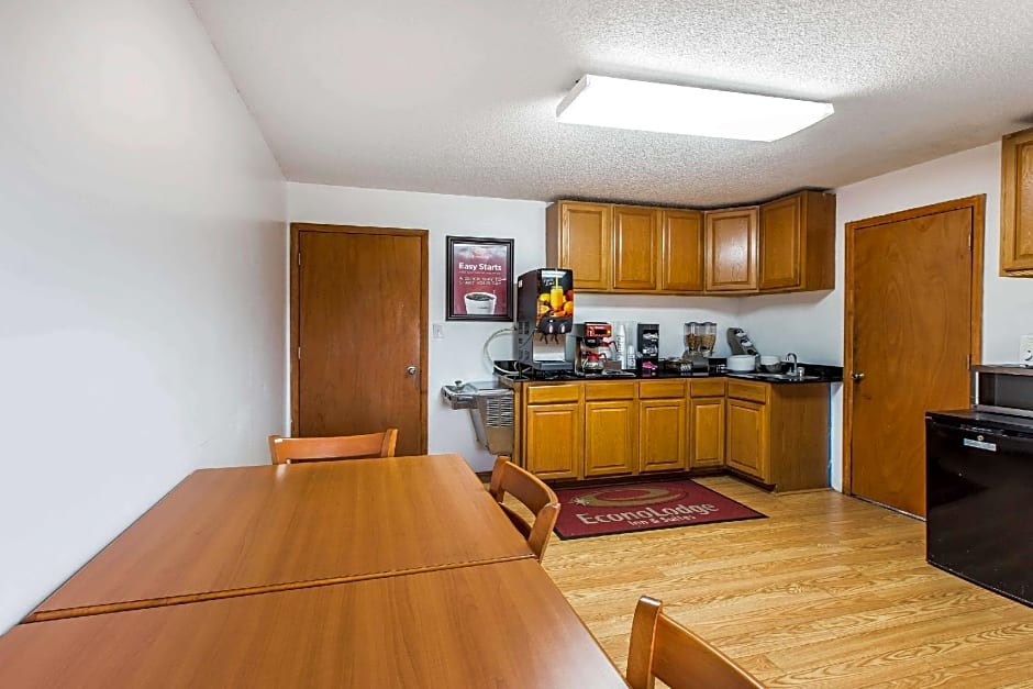 Econo Lodge Inn & Suites