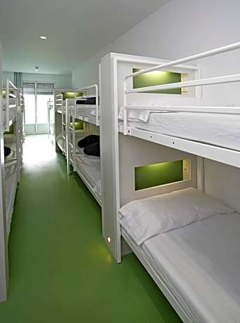 Bed in 14-Bed Dormitory Room with Bathroom