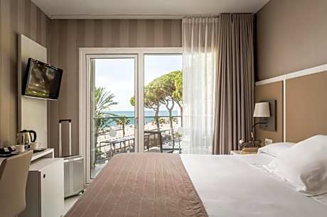 Double or Twin Room with and Pool and Sea View (3 adults)
