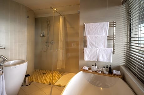 Deluxe Bayview Rooms