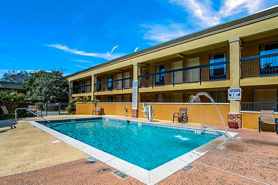 Quality Inn & Suites Conference Center Statesboro Historic District