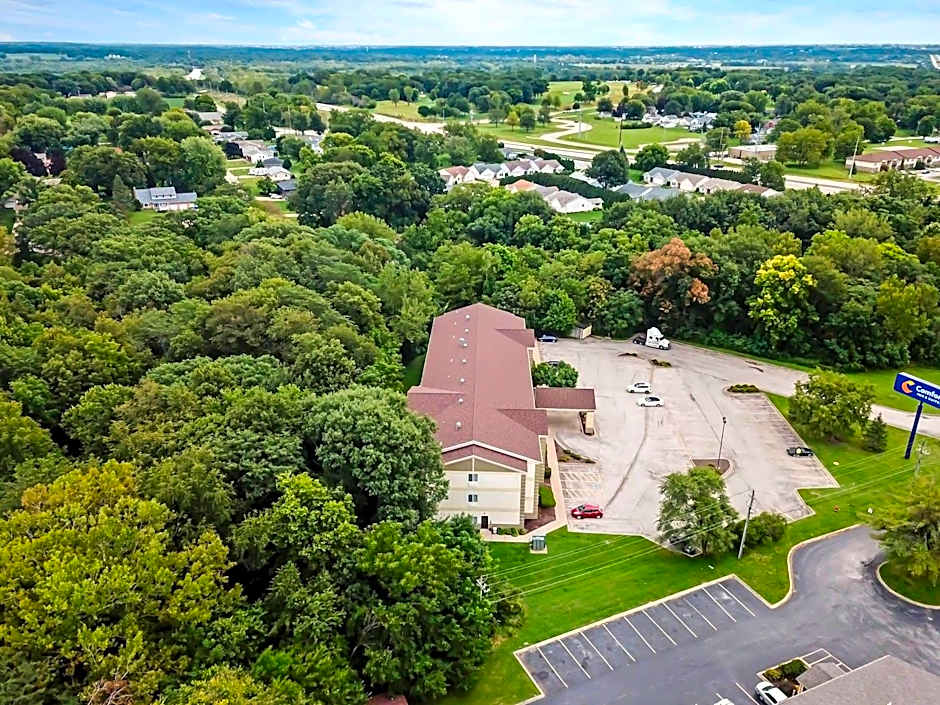 Comfort Inn & Suites East Moline near I-80