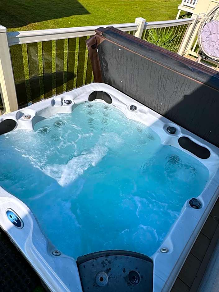 Hot tub retreat at Tattershall Lakes