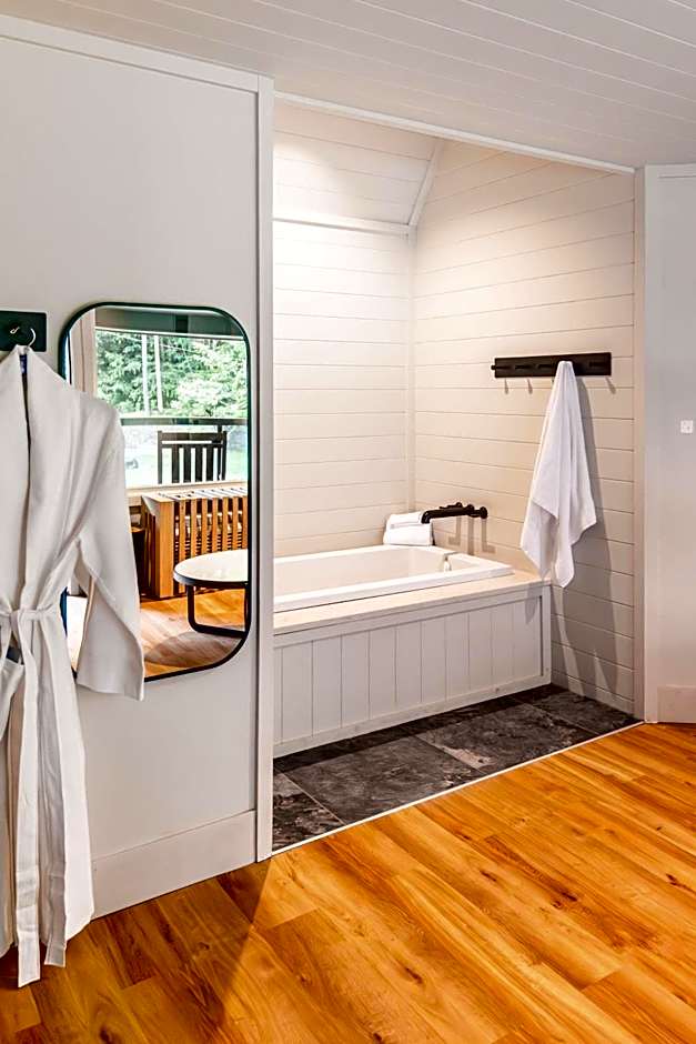 Historic Rocky Waters Inn, A Small Luxury Hotel