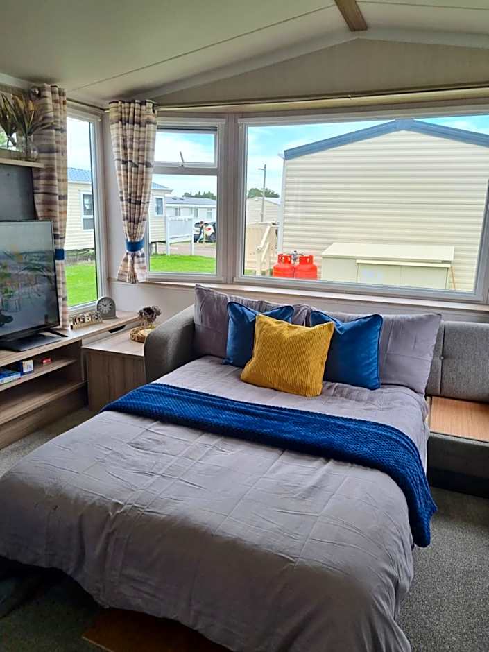 Modern Family Caravan with WiFi at Valley Farm, Clacton-on-Sea