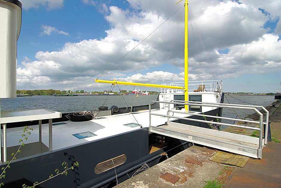 Magnificent houseboat with a stunning view!