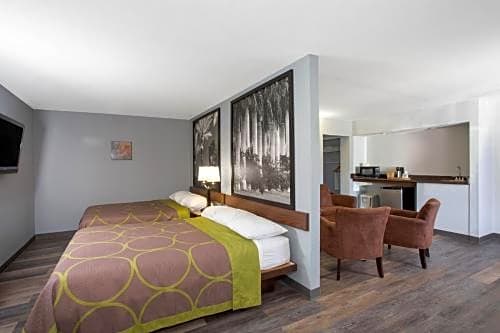 Super 8 by Wyndham Naples
