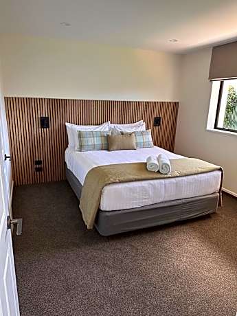 Deluxe One-Bedroom Apartment