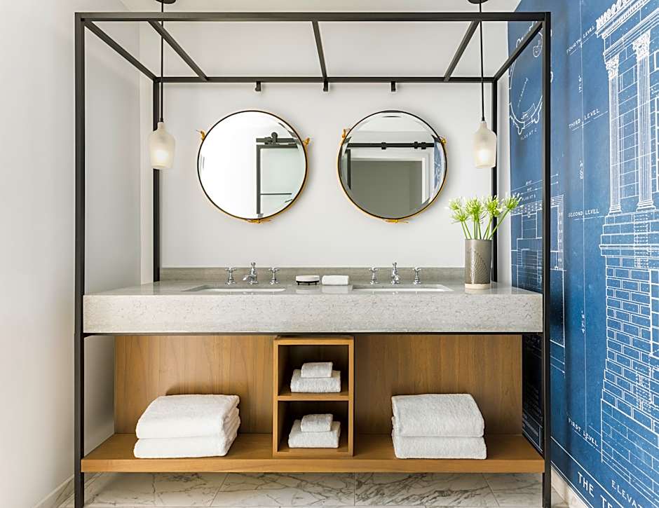 2 Queen Beds, Mobility Accessible, Bathtub — 4 fotoğraftan 1. fotoğraf