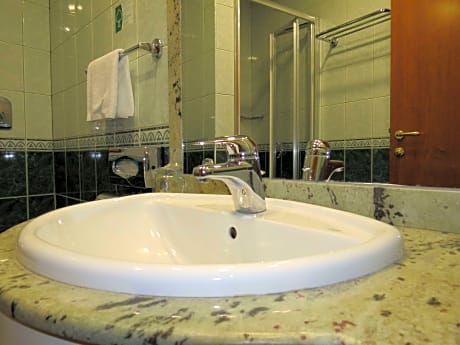 1 QUEEN BED,DELUXE QUALITY ROOM,AIRCONDITIONED