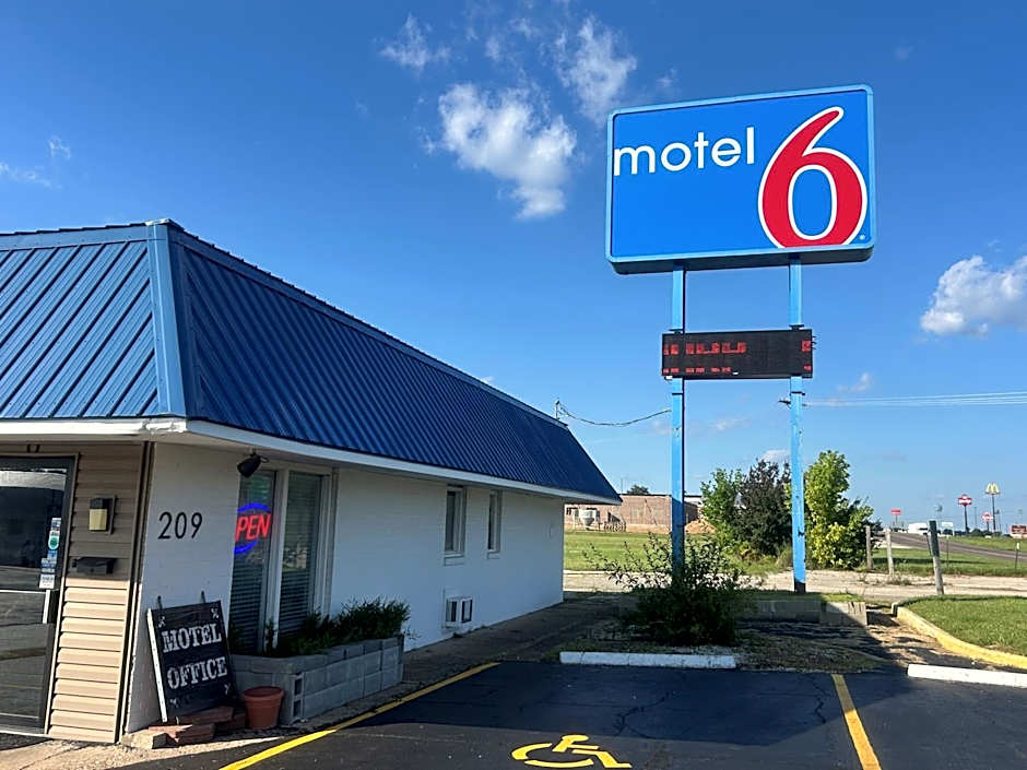 Motel 6 Sullivan MO