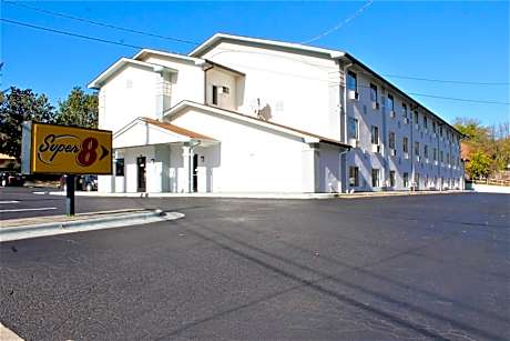 Super 8 by Wyndham Greensboro/Coliseum/Conv.