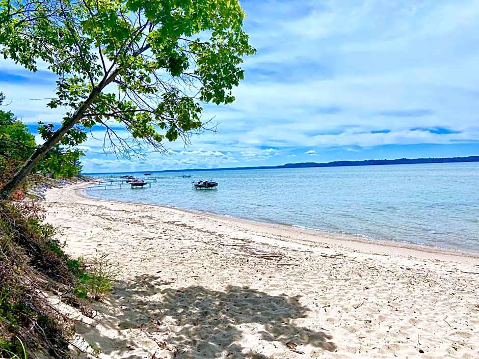 Elk Rapids Lakeshore Inn