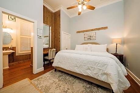 1 King Bed - Non - Smoking